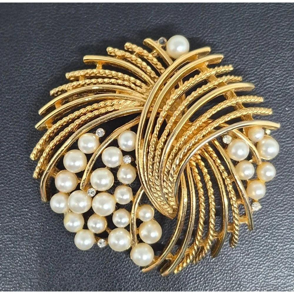 Vintage Lisner Brooch Woman Gold Faux Pearl Rhinestone Sunburst Spray Pin READ